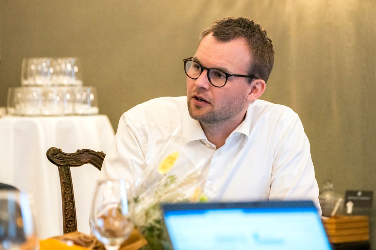 Kjell Ingolf Ropstads forslag til barnevernslov bør utsettes til rettighetsutvalgets rapport er klar, mener Randi Haugland.