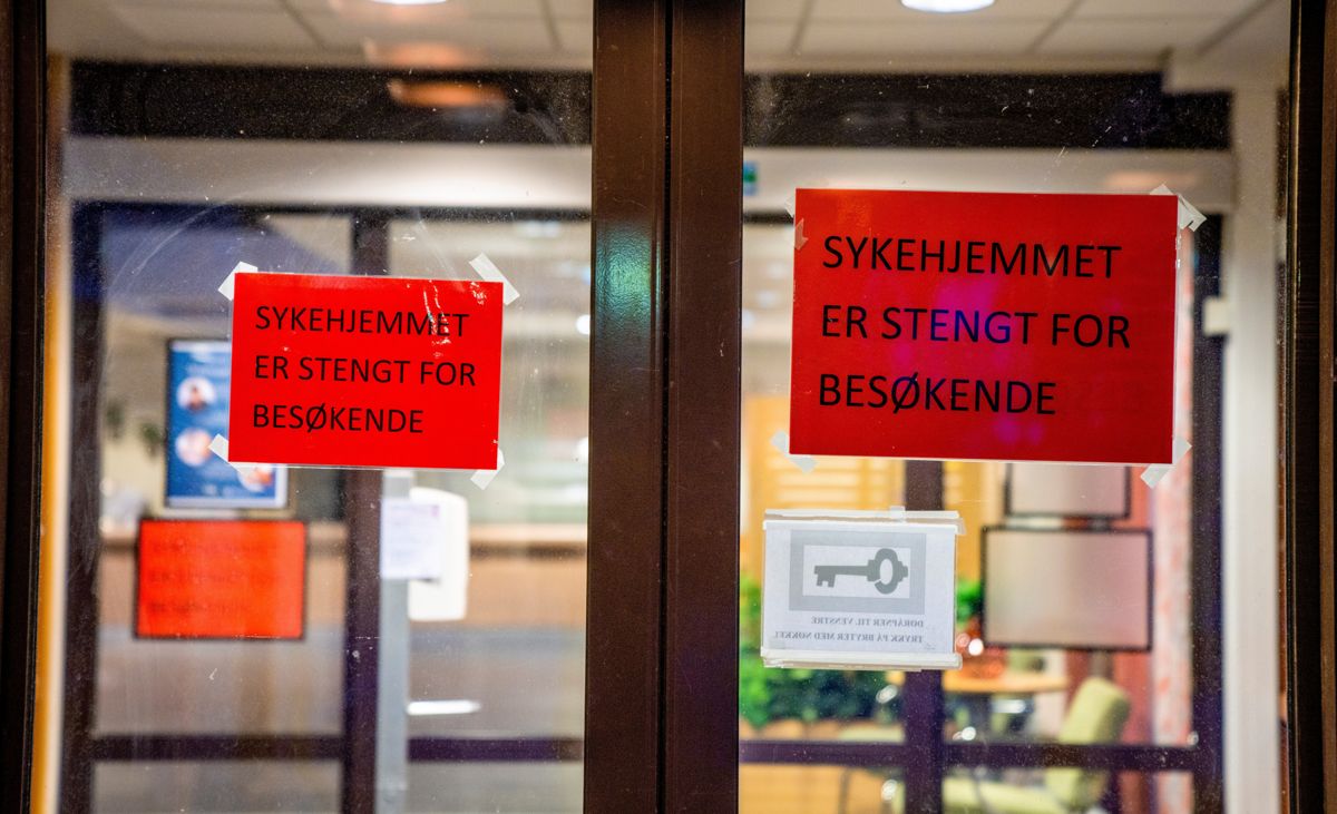 Allerede i starten av februar kom det nye, nasjonale føringer for besøk på sykehjem. Men flere sykehjem praktiserer fortsatt strenge besøksrestriksjoner av hensyn til de ansatte.