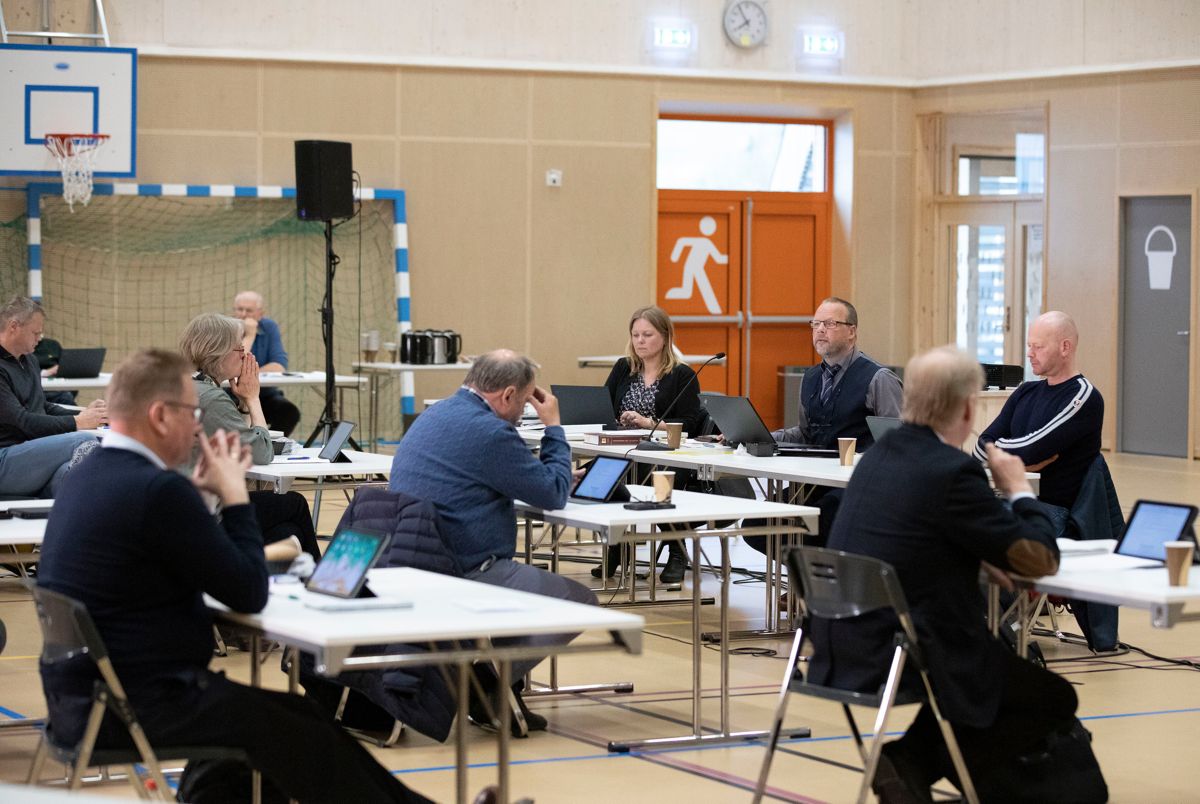 Statsforvalteren skal være varsom med å overprøve beslutninger som hører til det lokalpolitiske skjønnet, mener stortingsrepresentant Norunn Tveten Benestad fra Høyre. Bildet er fra kommunestyremøtet i Hjartdal kommune i mai i år.