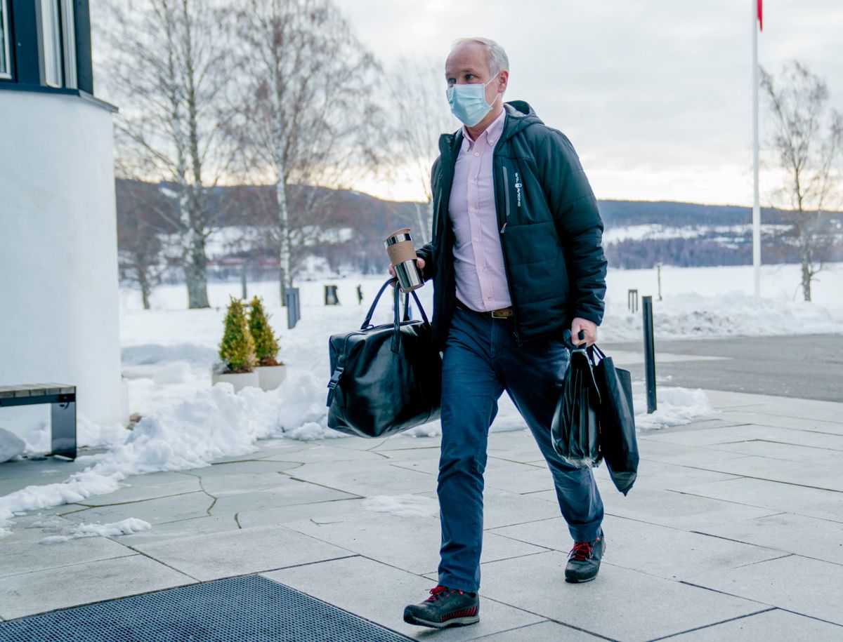 Finansminister Jan Tore Sanner (H) ankommer regjeringens budsjettkonferanse på Hurdalsjøen hotell i mars i år.