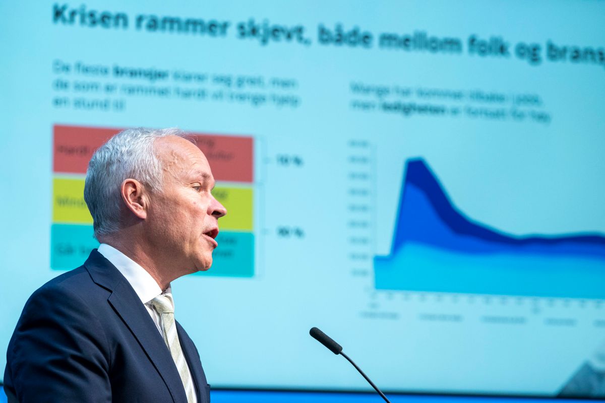 Finansminister Jan Tore Sanner (H) la vekt på at regjeringen vil hjelpe sårbare grupper ut av koronakrisen da han la fram revidert nasjonalbudsjett tirsdag.