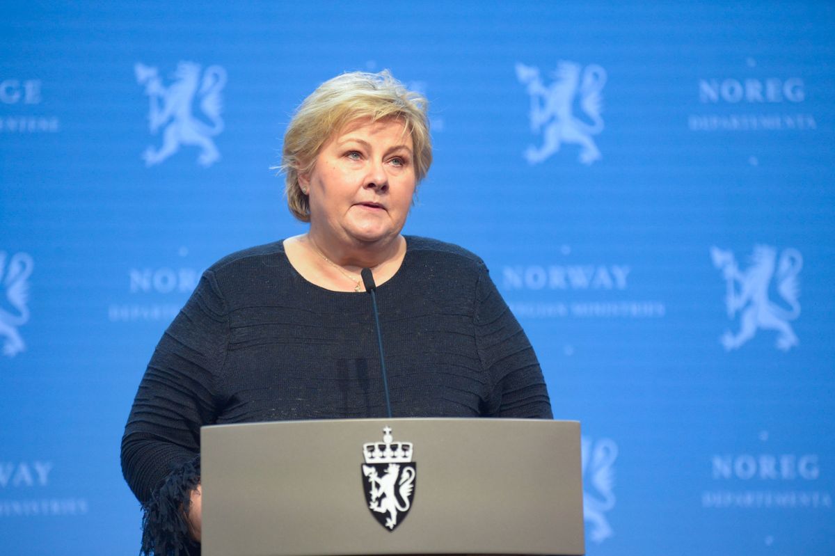 Statsminister Erna Solberg (H) forsvarer regjeringens vaksinestrategi.