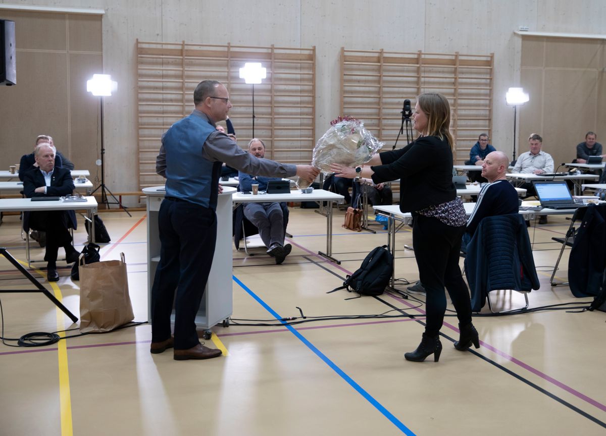 Avtroppende rådmann Stine Nyheim Folseraas ble takket for et godt samarbeid og god innsats da ordfører Bengt Halvard Odden i Hjartdal ga henne blomster under kommunestyremøtet i mai.