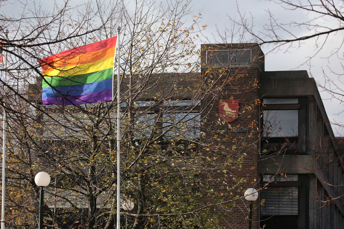 Nå kan kommuner snart heise regnbueflagget med flaggloven i ryggen. Her vaier det utenfor rådhuset i Moss.