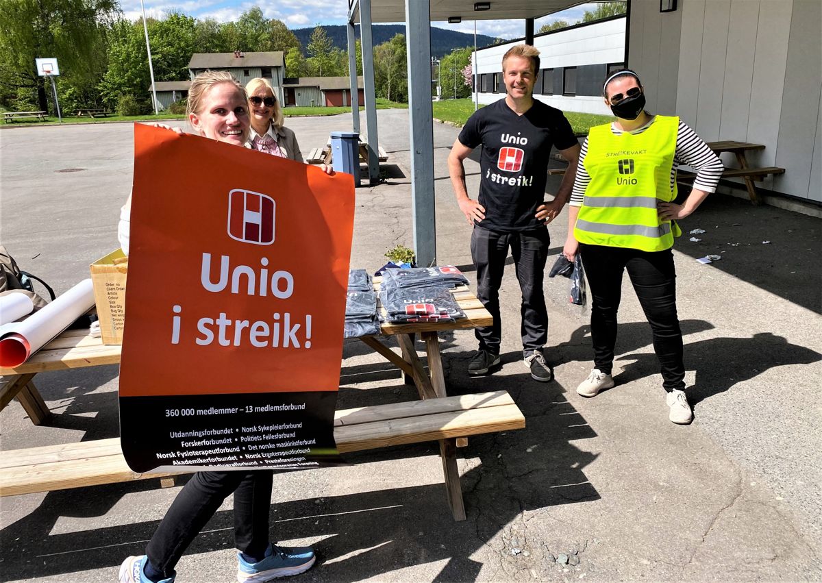 Streikevaktene utenfor Dønski videregående skole i Bærum, Martine Amundsen (f.h.), Gunnar Smith, Aina Eggen og Katarina Kvam, forteller at streikeviljen er stor.
