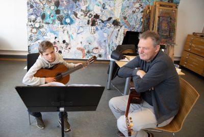 Kulturskolen er en viktig del av kulturtilbudet til barn- og unge. Detter er fra Ås hvor gitarlærer Reidar Edvardsen og elev Lukas Ekholt har time.