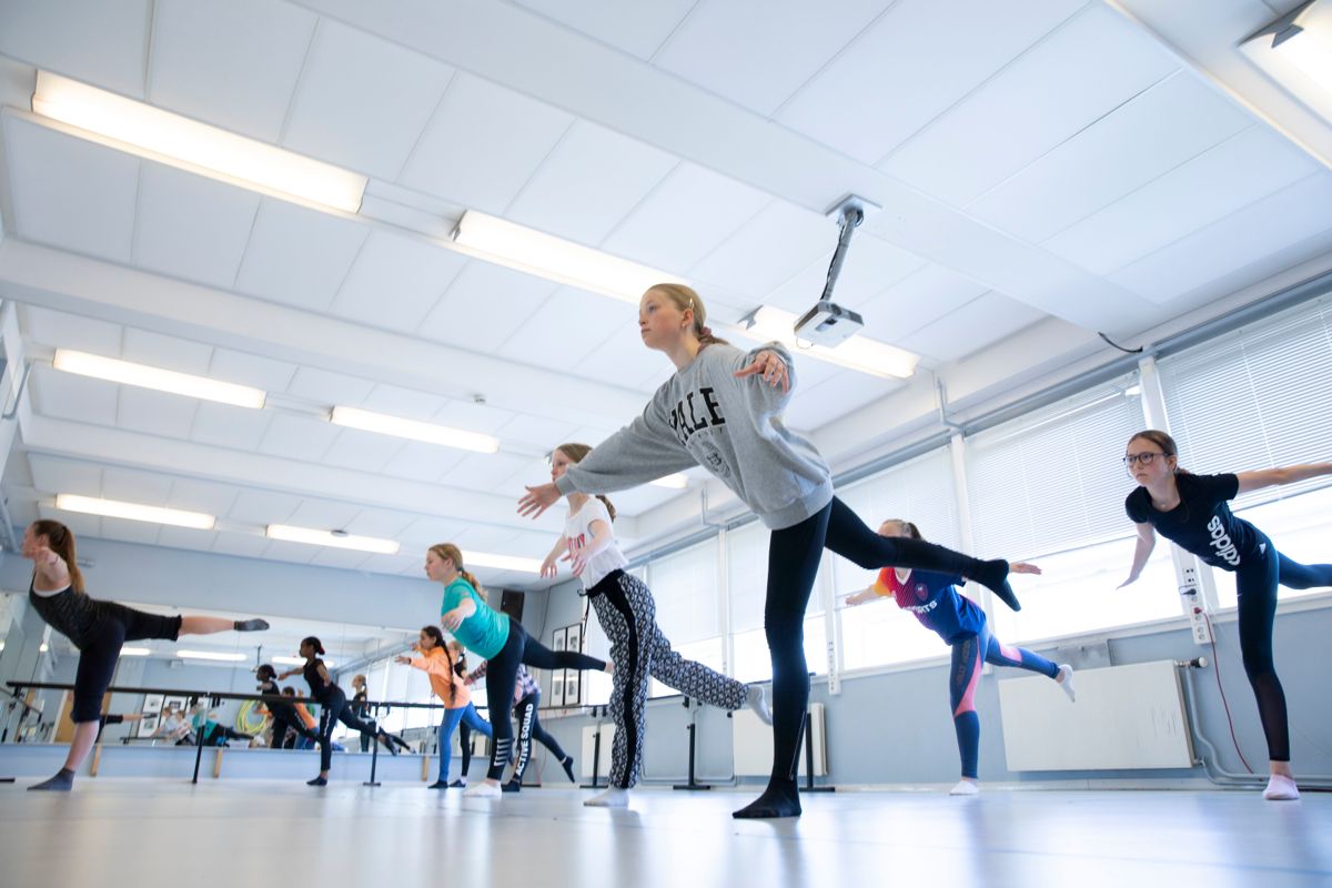 Der kulturen er mer til stede i planverket, brukes det mer penger på kultur per innbygger, viser en rapport fra Telemarksforsking. Her er jazzdansklassen i Ås i aksjon med lærer Kristine Olsen.