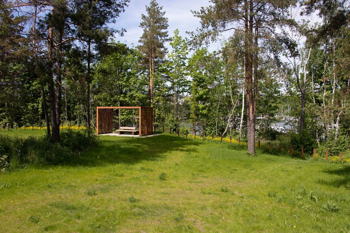 Lilleøya gravlund på Fornebu blir inndelt i små soner, og grensen mot Lilleøya naturreservat er nesten usynlig.