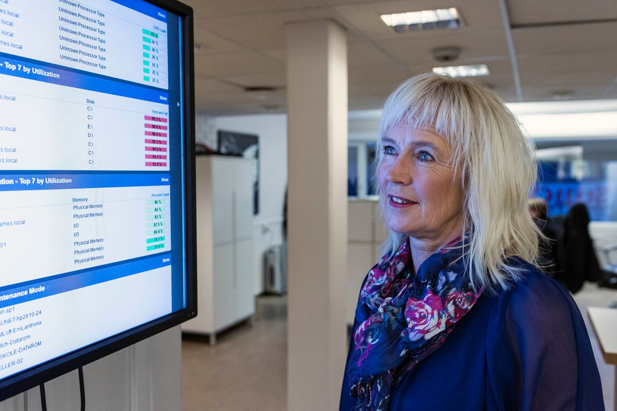 Leder Elin Wikmark Darell for Værnesregionen IT skal utrede om regionen skal gå for sin egen pasientjournal og kommunikasjonsløsning. Her sjekker hun et overvåkingsbilde over nettverket i Værnesregionen.