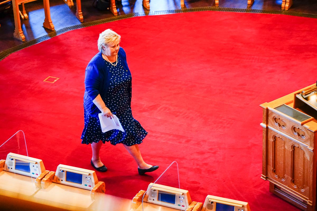 Statsminister Erna Solberg (H) på vei opp på talerstolen i Stortinget.