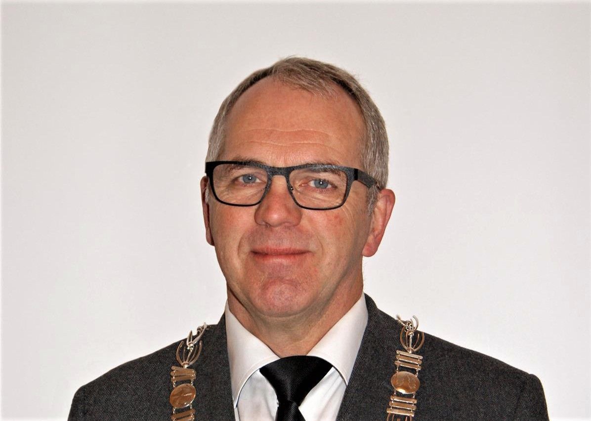Ordfører Ove Gundersen (KrF) i Froland kommune innrømmer at de ikke har sett behovet for å kutte så mye som de burde.
