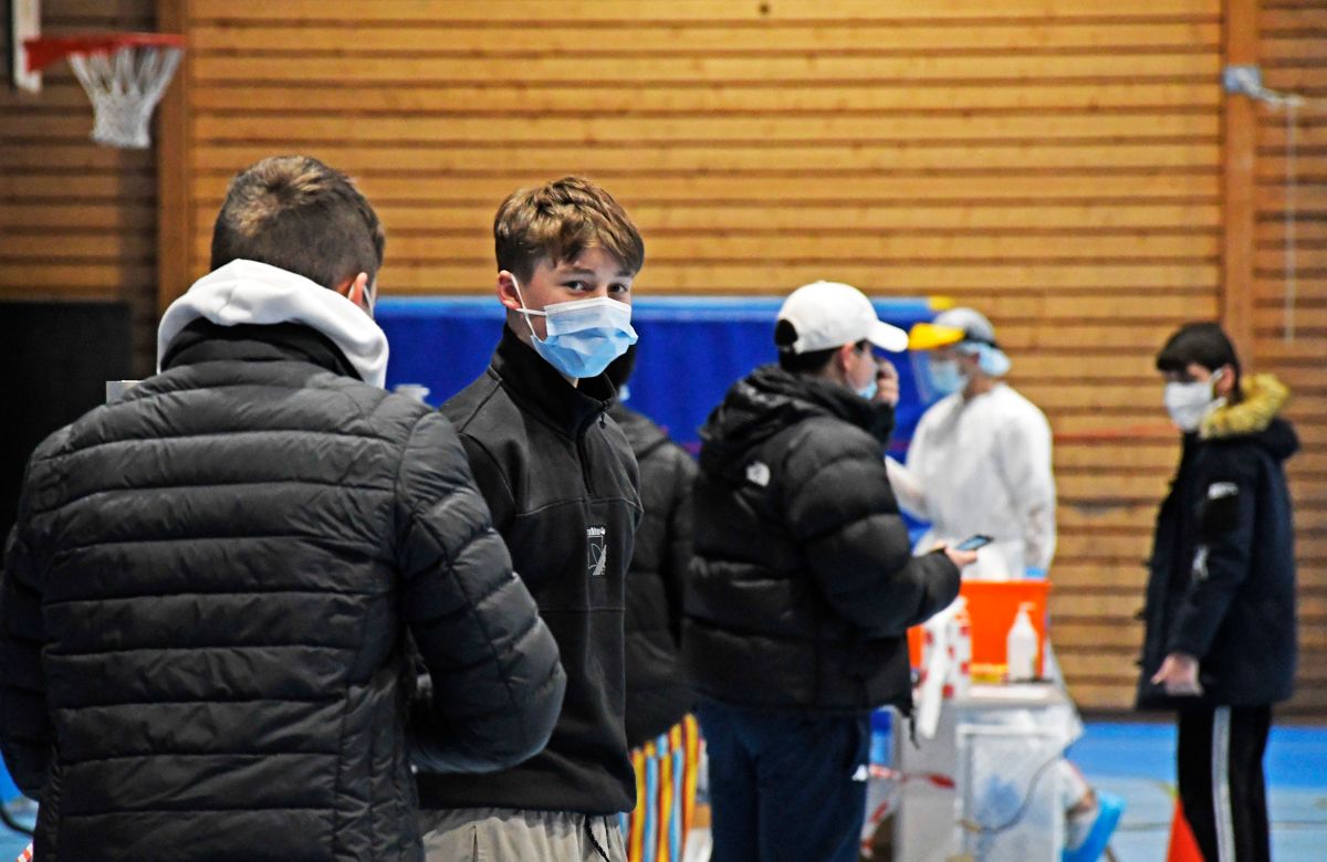 Koronakrisen har gått hardt utover barn og unge. På bildet massetestes elever ved Tromsdalen videregående skole. Tre videregående skoler i Tromsø ble stengt under et smitteutbrudd.