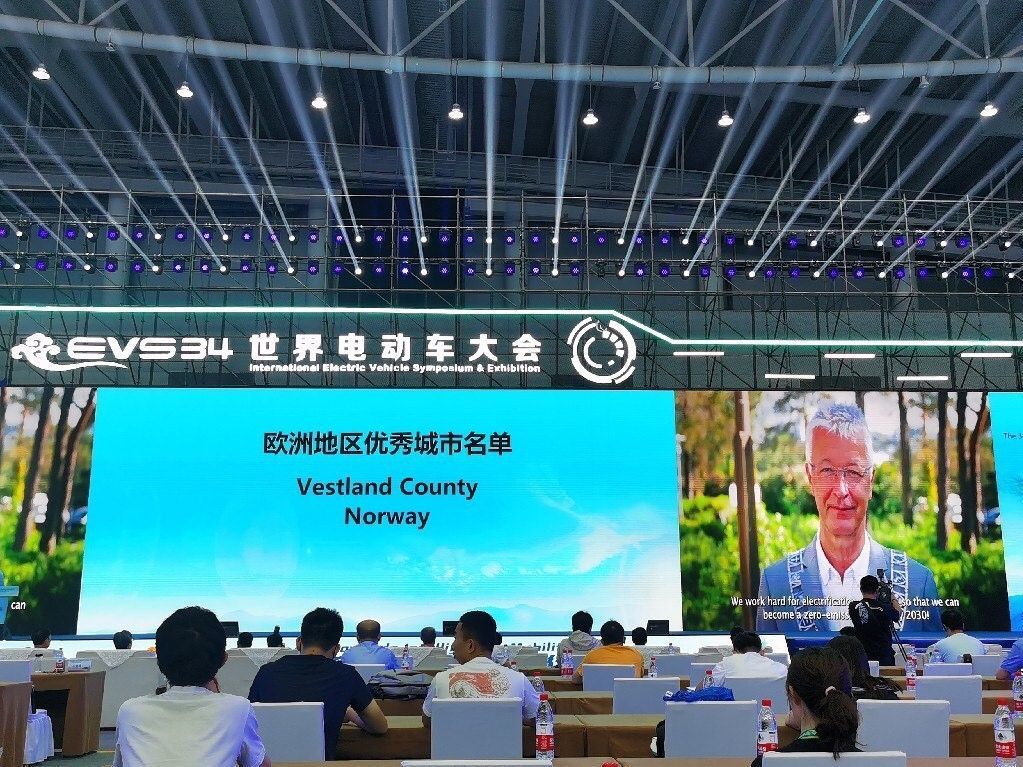 Fylkesordfører Jon Askeland (Sp) i Vestland takket for prisen i en video under den internasjonale mobilitetskonferansen i Nanjing i Kina 28. juni. Neste år holdes konferansen i Lillestrøm.
