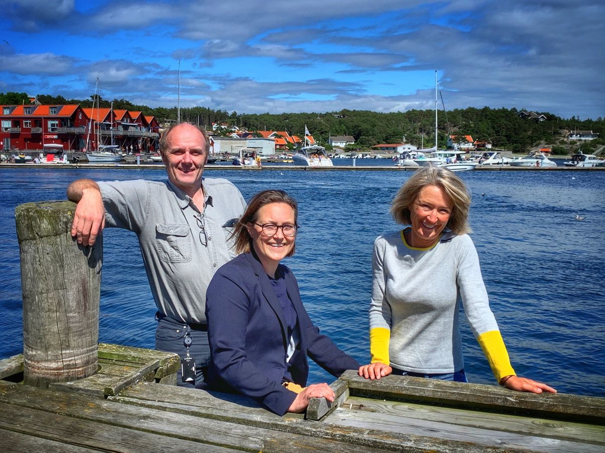 Viken fylkeskommune skal sammen med Hvaler, Fredrikstad og Sarpsborg utrede et felles ladenettverk for elbåter i regionen. Prosjektet har fått 352 000 kroner i Klimasats-støtte i år.I havna i Skjærhalden i Hvaler står fra venstre Roar Johansen, plan og utredningsleder Borg Havn IKS, Charlotte Iversen, miljøsjef Borg Havn IKS og Grete Rasmussen, klimarådgiver Fredrikstad.