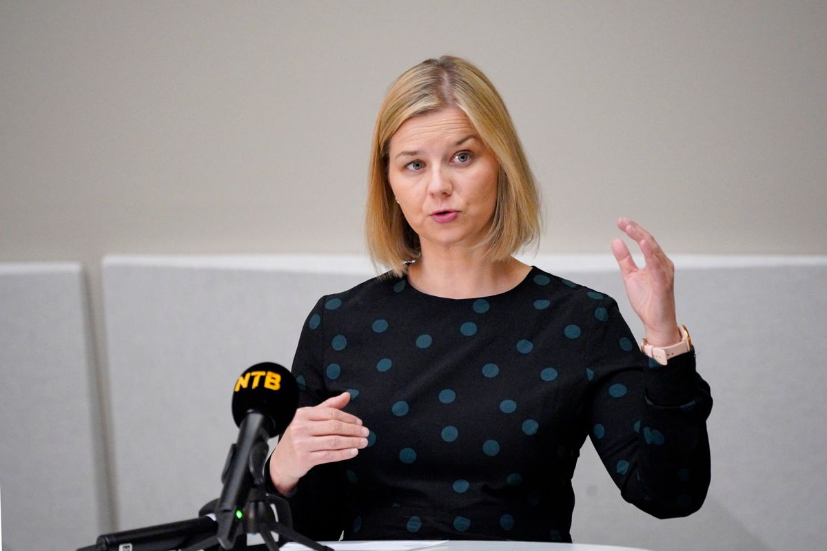 Kunnskapsminister Guri Melby (V) avviser at arbeidet med det nye testregimet for elevkartlegging i skolene skjer uten fagmiljøenes involvering.