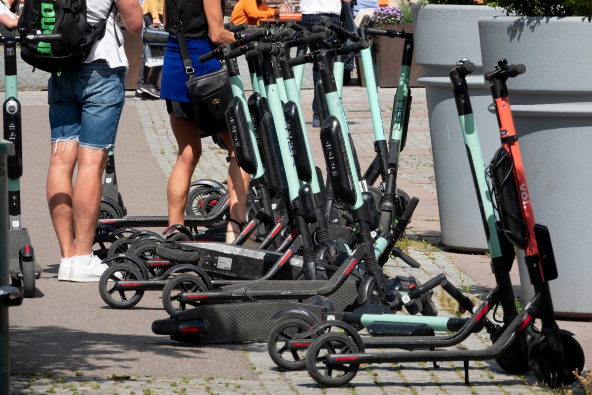 Et flertall ønsker et forbud mot å kjøre elsparkesykler på fortau i Oslo.