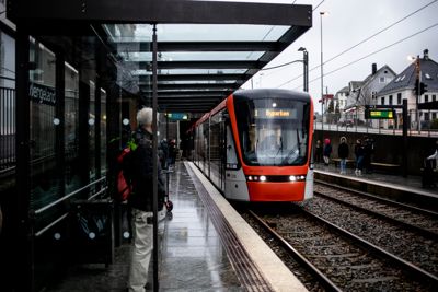 Fylkeskommunene får nye 500 millioner kroner for å omstille kollektivtransporten. Størstedelen går til Oslo og Viken. Her fra bybanen i Bergen.