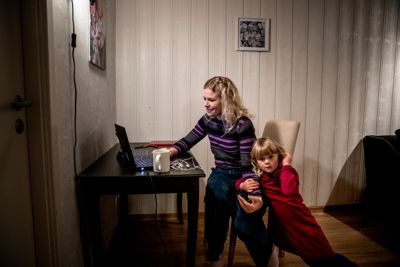 Julie Guttormsen (MDG) i Holmestrand avbildet i kjellerstua hjemme under et kommunestyremøte i desember 2020, sammen med datteren Ingrid Helene Hauge (da fire år).