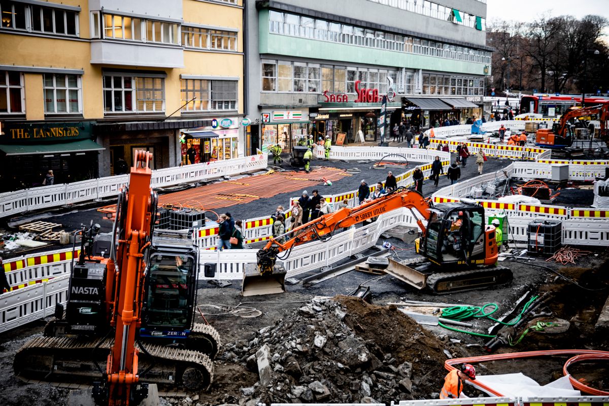 42 kommuner og fylkeskommuner får til sammen 62 millioner kroner fra Klimasats til å få ned klimautslippene fra sine byggeprosjekter. Bildet er fra Oslos og kanskje verdens første utslippsfrie anleggsplass Olav Vs gate i Oslo.
