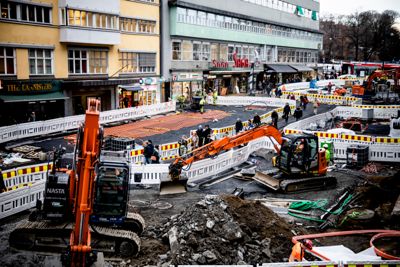 42 kommuner og fylkeskommuner får til sammen 62 millioner kroner fra Klimasats til å få ned klimautslippene fra sine byggeprosjekter. Bildet er fra Oslos og kanskje verdens første utslippsfrie anleggsplass Olav Vs gate i Oslo.