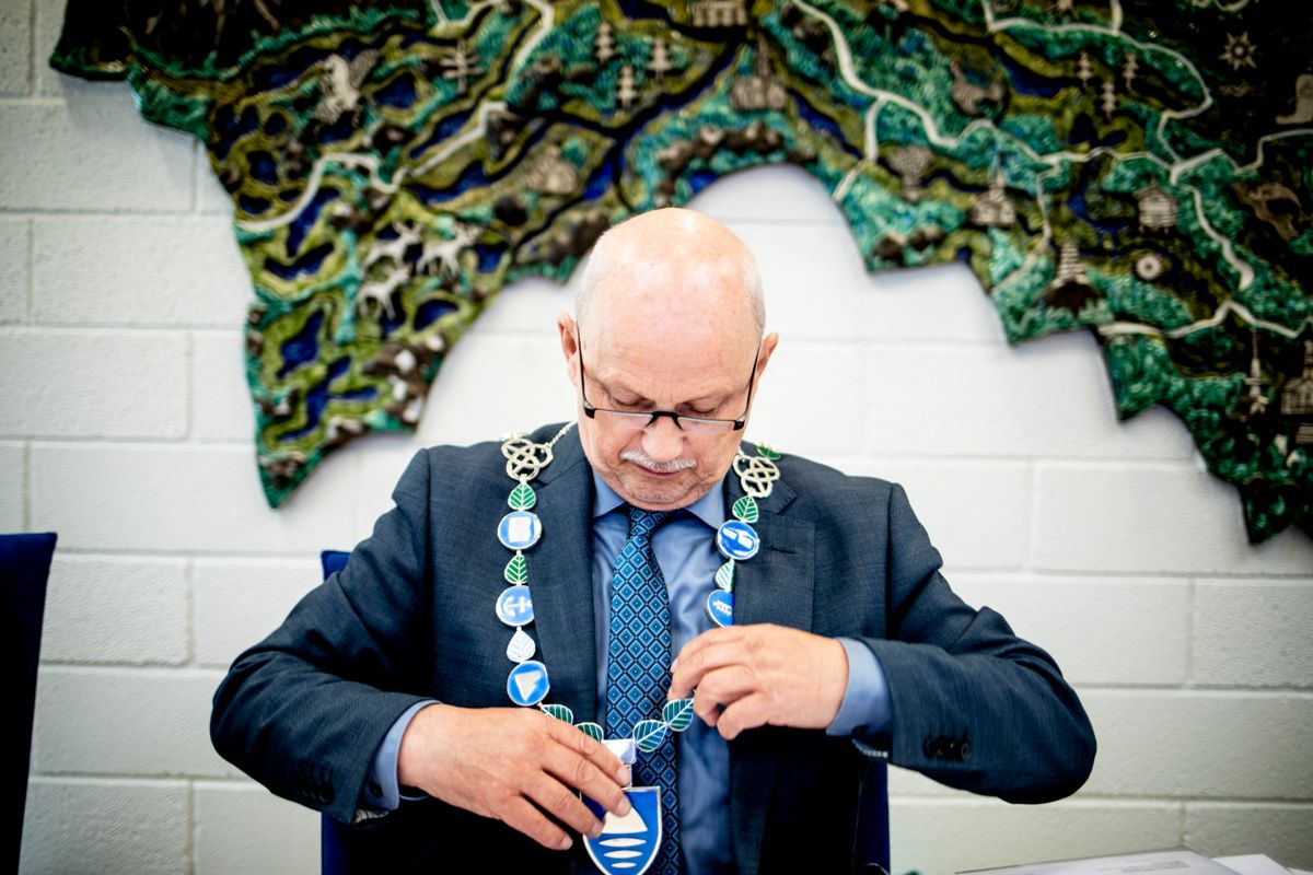 Fylkesordfører Roger Ryberg i Viken må snart henge fra seg ordførerkjedet. Fylkeskommunen deles i tre. Men får de nye fylkeskommunene nye oppgaver slik regjeringen har lovet?