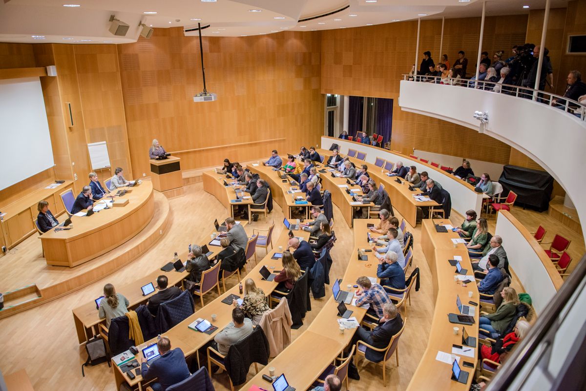 Kommunestyrene må se seg slått av både frivillige organisasjoner, arbeidstakerorganisasjoner og Stortinget i den årlige tillitsundersøkelsen. Her fra et kommunestyremøte i Lillestrøm kommune.