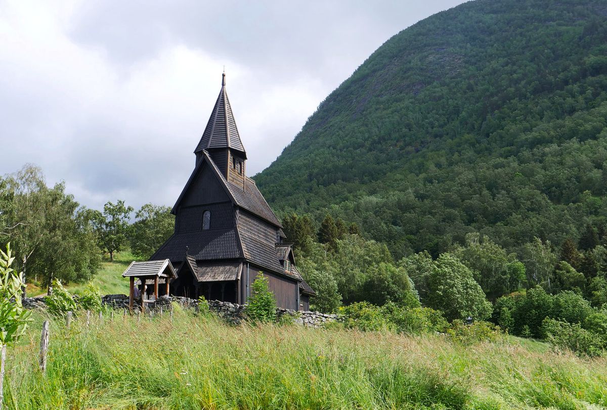 Urnes er Norges eldste stavkirke og har hatt status som verdensarv i 40 år i år. Arbeidet med et verdensarvsenter for kirken kan nå fortsette.