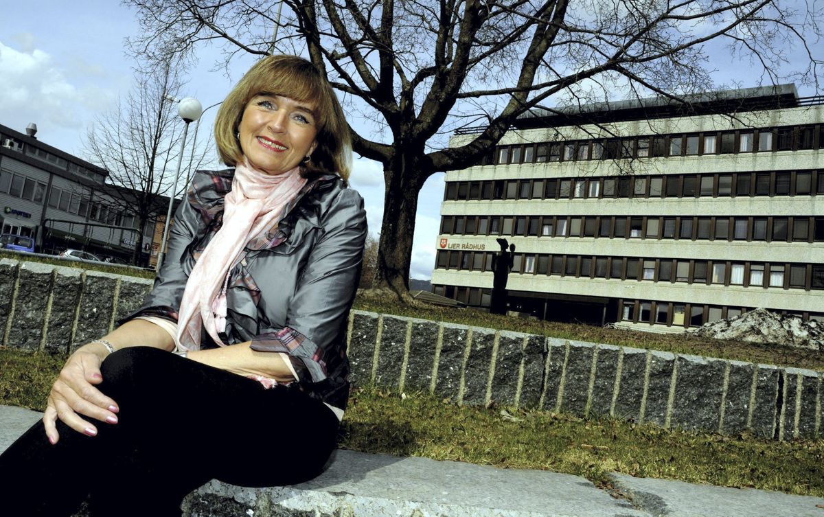 Ulla Nævestad foran Lier rådhus. Hun var aktiv i lokalpolitikken i 40 år og ordfører i 16 år.