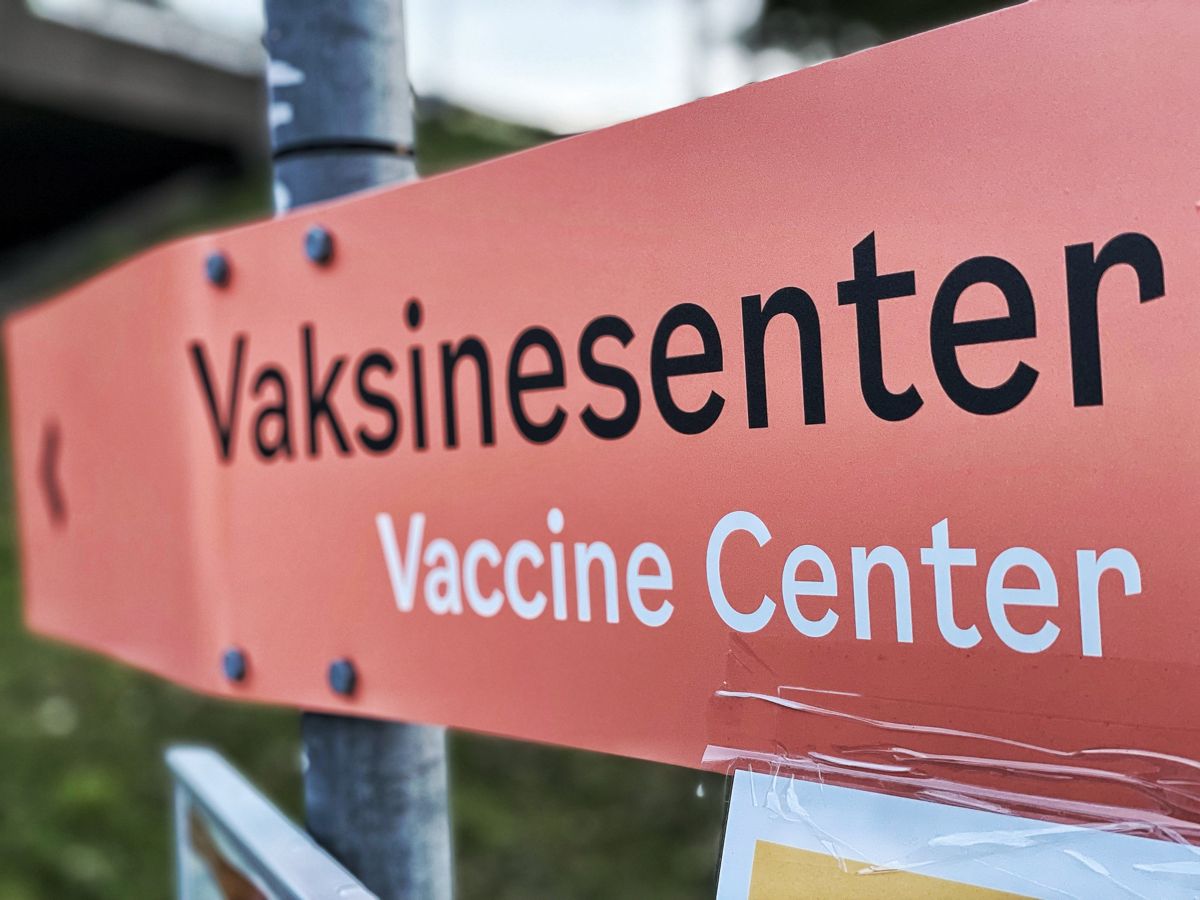Ved kapasitetsproblemer bør kommunene prioritere vaksine framfor smittesporing, anbefaler Helsedirektoratet. Her fra et vaksinesenter i Oslo.
