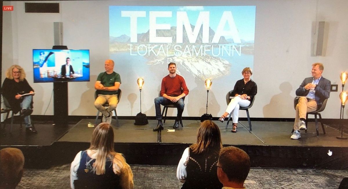 Lokalsamfunnets arrangerte fredag en digital konferanse med den danske innenriksministeren Kaare Dybvad Bek på skjerm og Eva Nordlund som debattleder. I studio Trygve Slagsvold Vedum (Sp), Nils Kristian Sandtrøen (Ap), Fagforbundets leder Mette Nord og Sigve Bolstad, leder i Politiforbundet. Bunadsgeriljaen fra Nesna satt ringside.