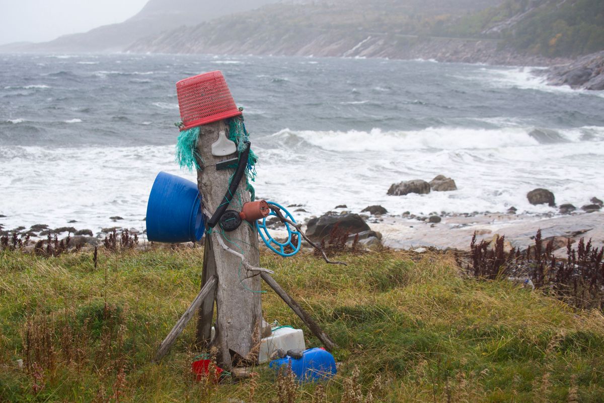 Kvart år endar rundt åtte tonn plast i havet. I den nye plaststrategien til Regjeringa er marin forsøpling ein viktig del. Dette søppeltrollet i Osen er laga av rekved og plast funnet i fjæra.