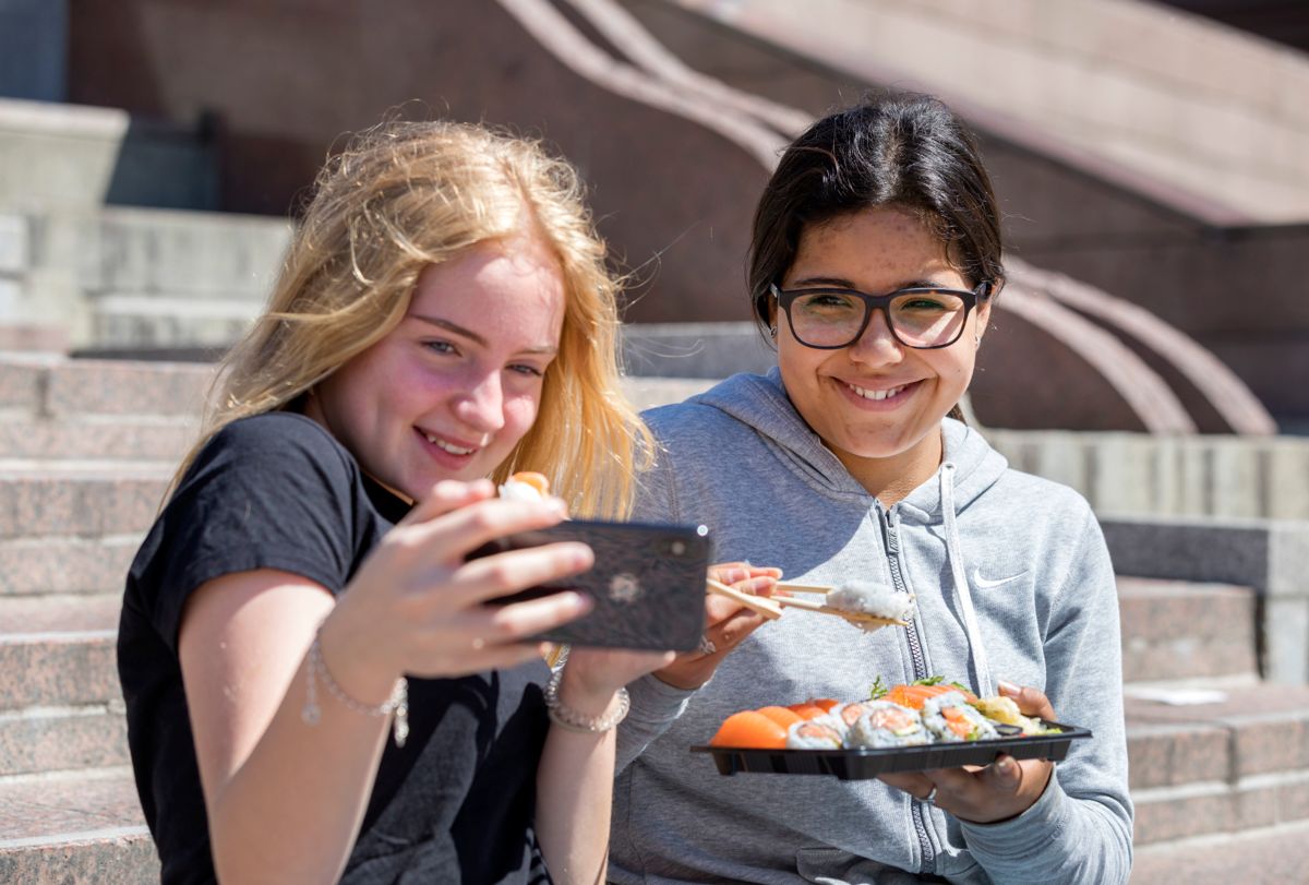 81 prosent av de norske ungdommene sier i år at de er tilfreds med livet. I fjor før pandemien var det tilsvarende 85 prosent.