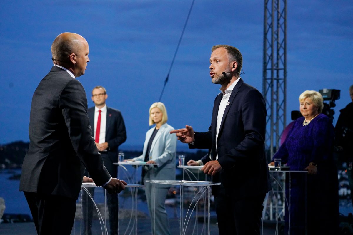 Leder i Senterpartiet Trygve Slagsvold Vedum og leder i Sosialistisk Venstreparti Audun Lysbakken i duell om nullutslippssoner under NRKs direktesendte partilederdebatt i Arendal.