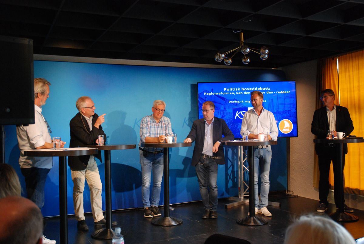 Regiondebatt på Arendalsuka.Debattleder fra KS, Kjell Erik Saure, professor Terje P. Hagen, Andre Skjelstad (Venstre), Ks-leder Bjørn Arild Gram, kommunalminister Nikolai Astrup (H) og Stein Erik Lauvås (Ap) diskuterer regionreformen.