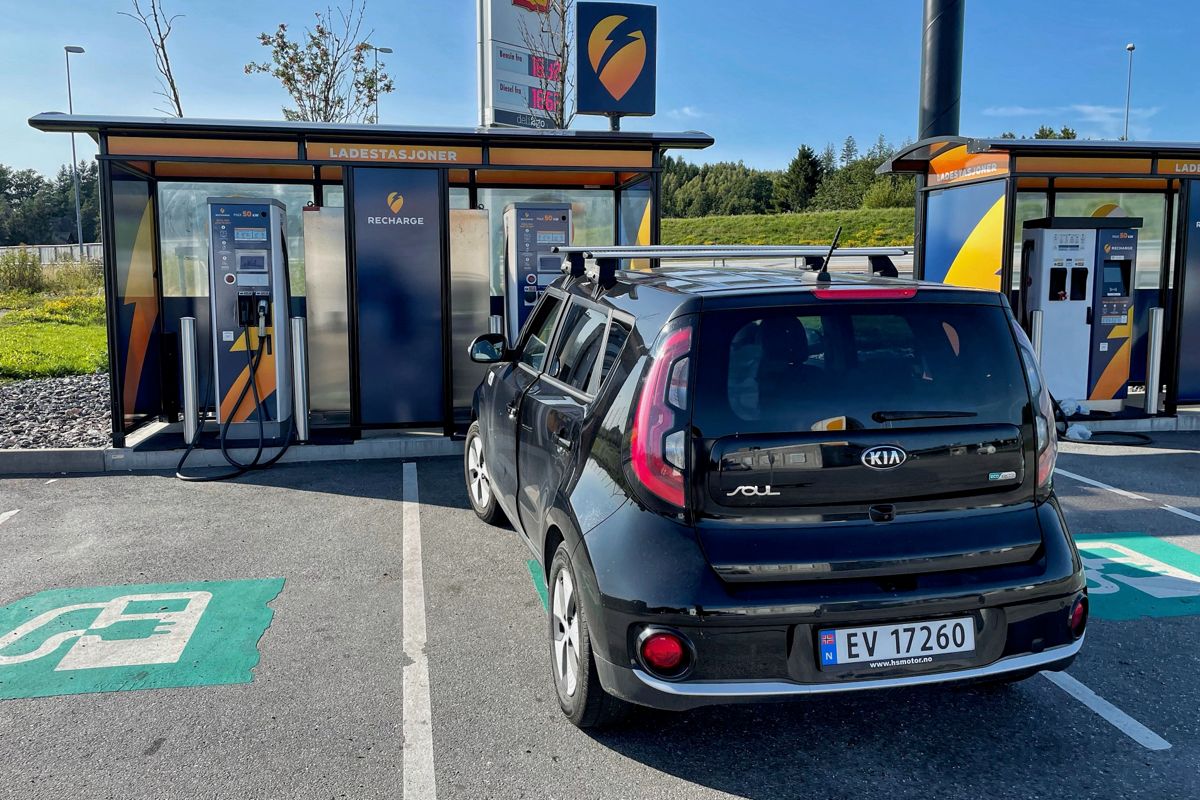 Kommunene må rutinemessig stille krav om hurtigladere ved etablering av parkeringsplasser, ifølge Kommunaldepartementet. Antall hurtigladere må flerdobles innen 2030, da nær 2 millioner elektriske biler vil rulle på norske veier.