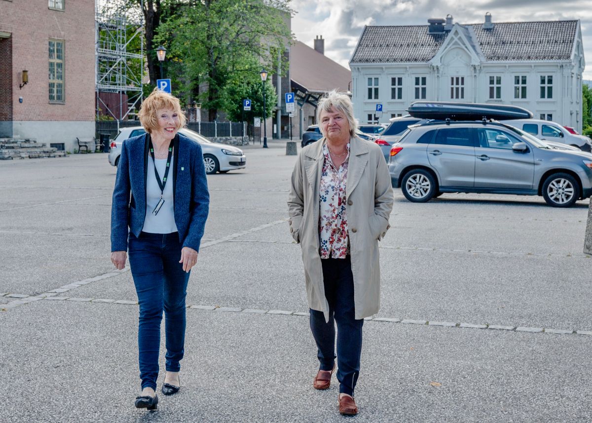 Kongsberg kommune, ved ordfører Kari Anne Sand (f.v.) og rådmann Wenche Grinderud, topper Kommunebarometeret i år.