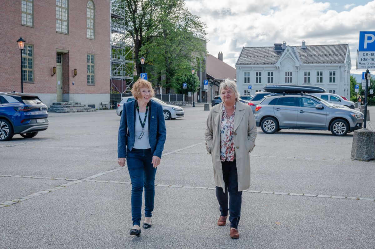 Kongsberg-ordfører Kari Anne Sand (t.v.) er på leting etter rådmann Wenche Grinderuds etterfølger. Grinderud etterlater seg en kommune som gikk til topps i årets Kommunebarometer.