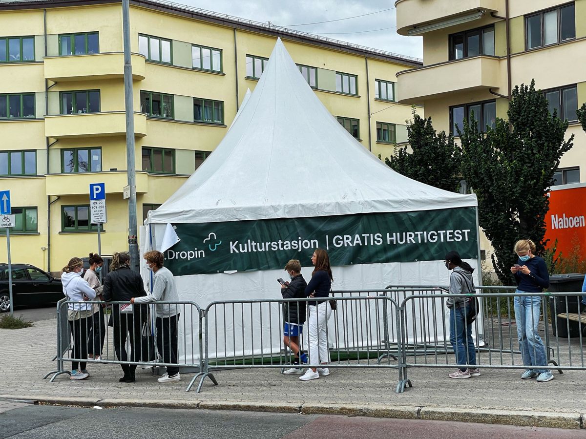 For kommuner med store utbrudd, anbefaler Helsedirektoratet jevnlig massetesting av elever i en periode. Ved jevnlig massetesting brukes hurtigtester.