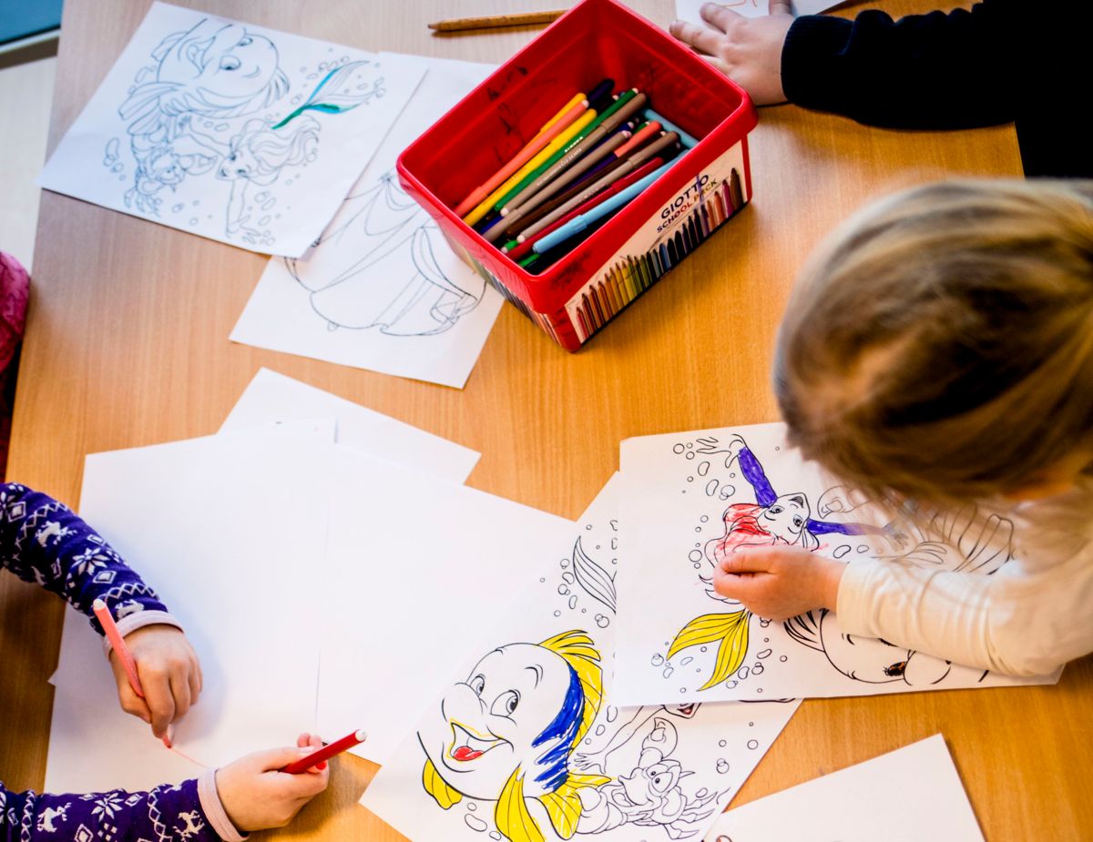 Barnehager og skoler må over på gult nivå over hele landet, mener Skolenes landsforbund.