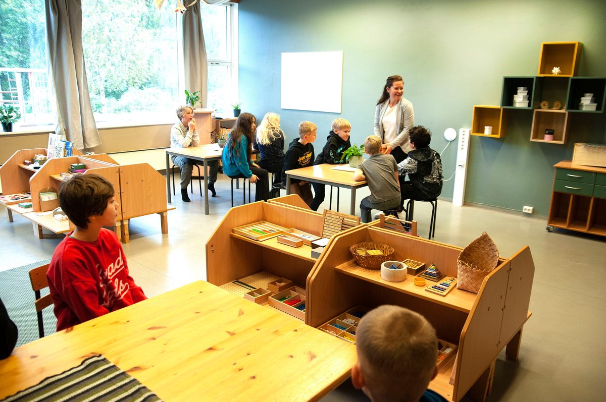 Vefsn kommune vedtok i mars i år å legge ned barneskolen i Elsfjorden. Men etter initiativ fra foreldrene i bygda, ble det opprettet en Montessori-skole. Her underviser lærer Ida Helen Svenning Fredriksen barna som slapp å reise til naboskolen.