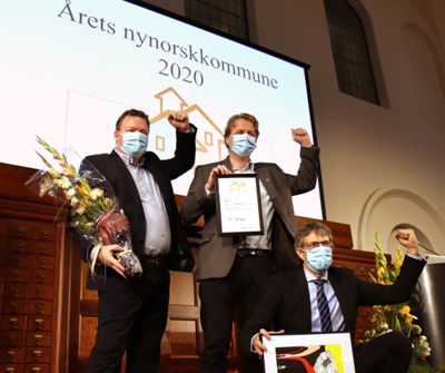Voss herad vant prisen for Årets nynorskkommune 2020. Juryen vil i år sjå positivt på kommunar og fylkeskommunar som har gjort ein ekstra innsats for å skaffe elevane nynorske læremiddel.