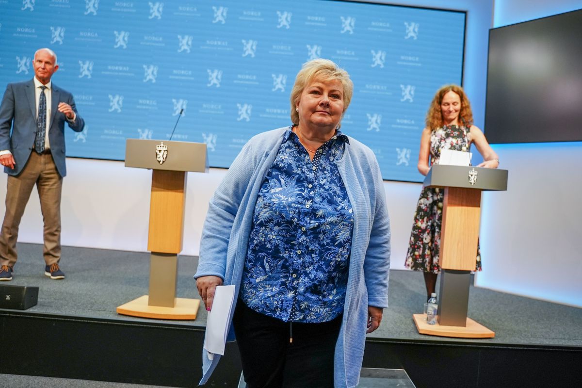 Statsminister Erna Solberg under torsdagens pressekonferanse om koronasituasjonen. Hun tok selvkritikk for den situasjonen kommunene har havnet i.