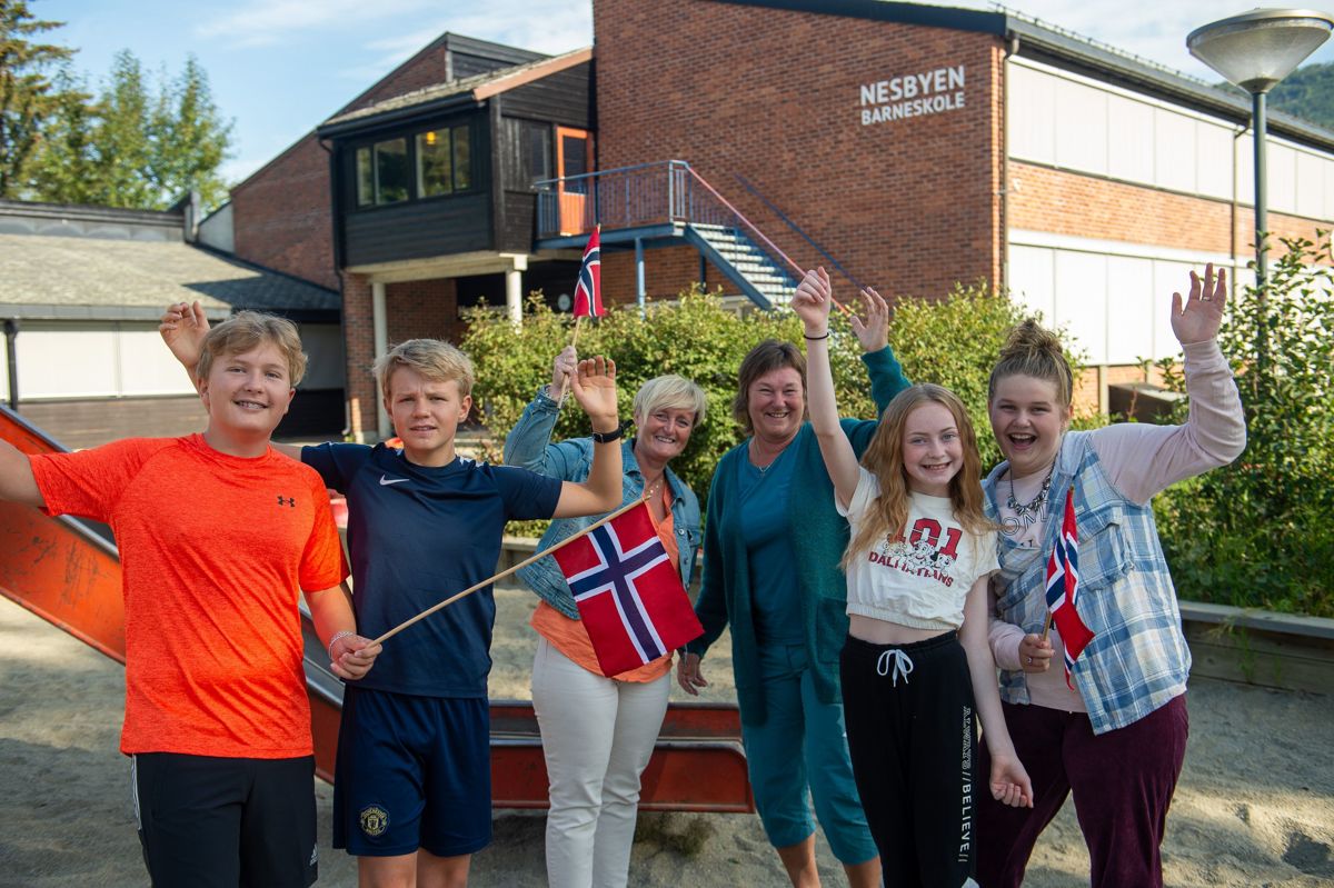 Nesbyen kan juble for å toppe skolesektoren i Kommunebarometeret. Fra v: Ole Håkon Ryen Bråten og Torje Vestheim (elevrepresentanter ved Nesbyen ungdomsskole), Kari Tovsrud Brenno (rektor Nesbyen barneskole), Hanne Brunborg (kommunalsjef), Amanda Halvorsen Jensen og Agathe Liodden (elevrepresentanter ved Nesbyen barneskole).