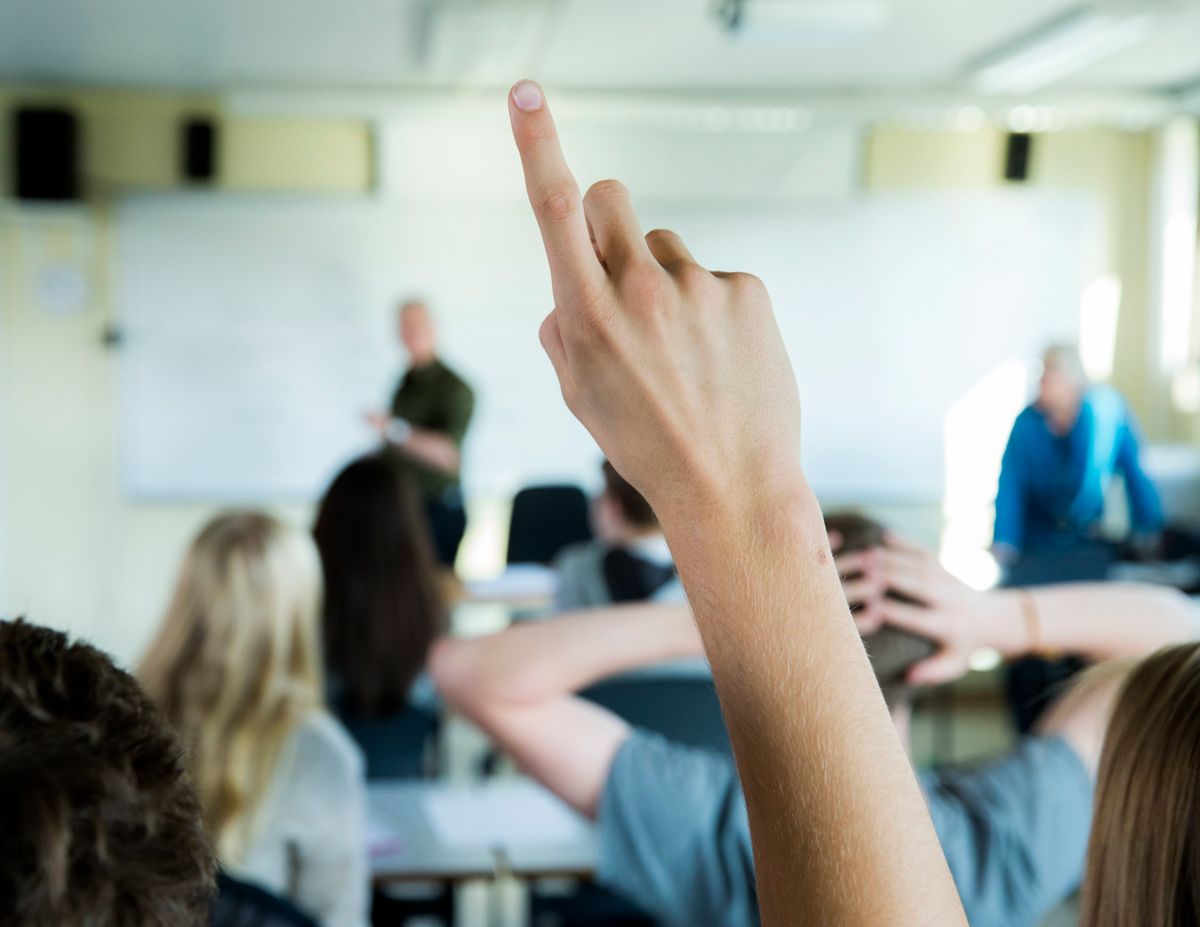 Fylkespolitikere raser mot regjeringen som vil skrote nærskoleprinsippet. Men et flertall av skoleledere som har svart på en undersøkelse vil ha karakterbasert opptak.