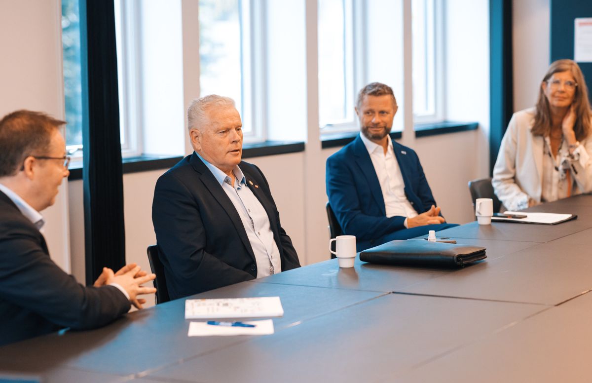 Styreleder Bjørn Arild Gram i KS (f.v.), leder i Pensjonistforbundet Jan Davidsen, helse- og omsorgsminister Bent Høie (H) og leder Wenche Halsen ved Senteret for aldersvennlig Norge under lanseringen av håndboka.