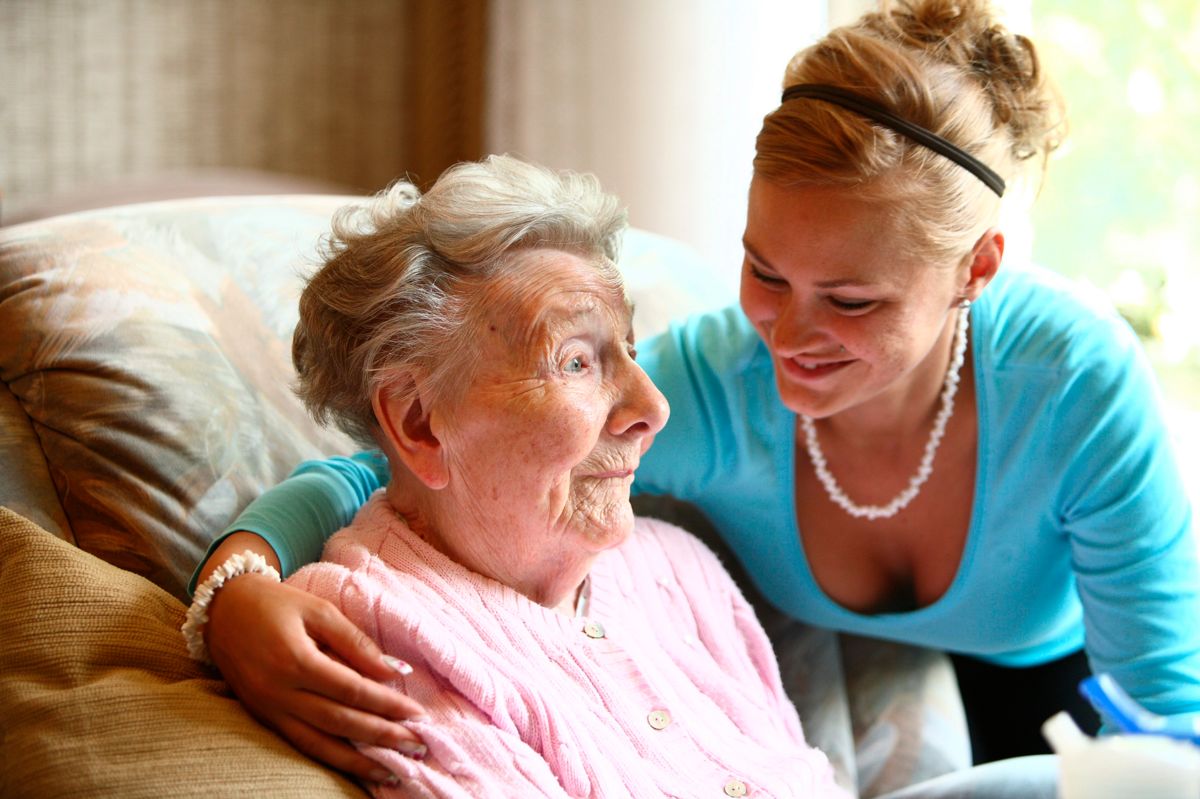 Privat pleier hjelper eldre, 90 år gammel kvinne i hjemmet. Illustrasjonsfoto: Hartmut Schwarzbach / Argus / Samfoto