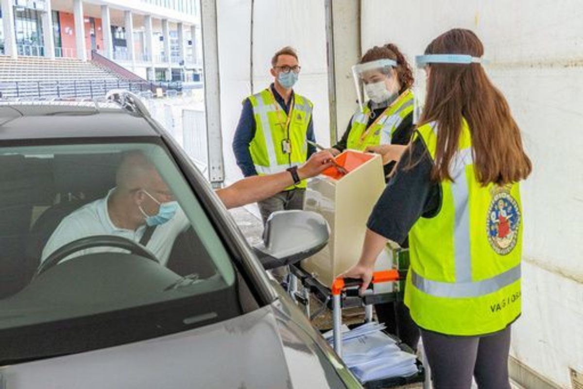 Velgere i koronaisolasjon skal ikke dra til valglokalet og må bestille hjemmestemming av kommunen. Siste frist for dette er mandag klokka 10. Her fra Valle Hovin i Oslo, der det tirsdag ble åpnet for drive-in forhåndsstemming ved årets Stortingsvalg. Pål Søtorp i bilen. Valgfunksjonærer er Are Myrtrøen, Sophie Reichle Hurlen og Dayana Afzali.