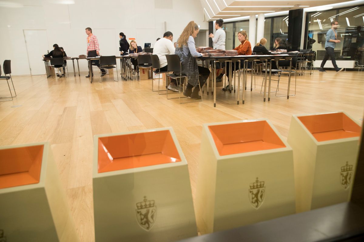 I brevet fra KMD står det at dersom kontrolltellingen av stemmesedlene foretas av fylkesvalgstyret selv, vil alle ha rett til å være til stede under opptellingen. Her manuell stemmetelling for Oslo i KS' lokaler i Vika under stortingsvalget i 2017.
