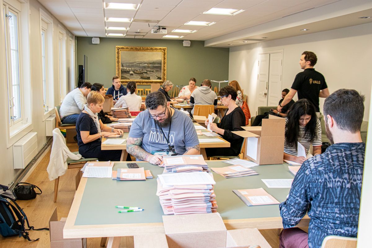 Valgfunksjonærer teller forhåndsstemmer i Bærum rådhus på selveste valgdagen 13. september 2021.