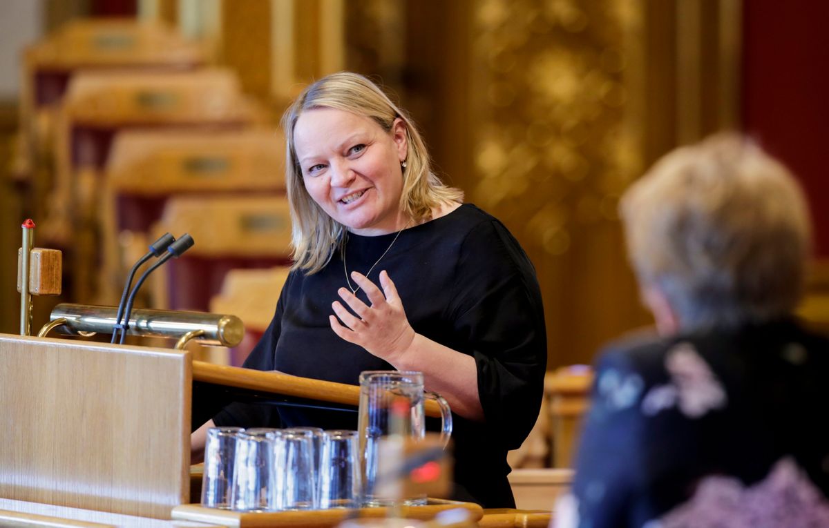 Mona Fagerås (SV) fikk hjelp fra noen sene forhåndsstemmer tirsdag kveld. Her fra spørretime i Stortinget.